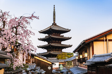 春の京都　八坂の塔