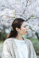 Fototapeta premium 桜の花と女性