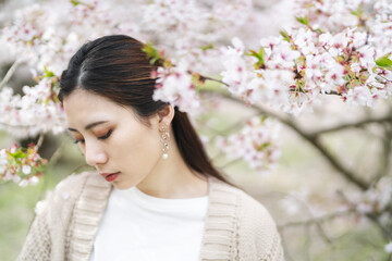 桜の花と女性