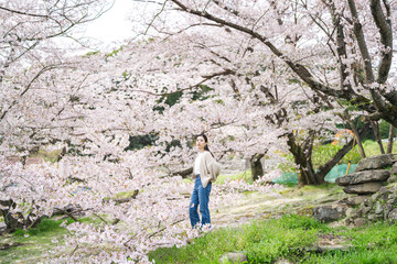 桜の花と女性