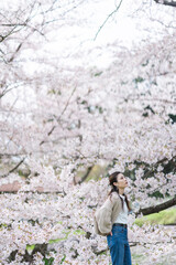 桜の花と女性
