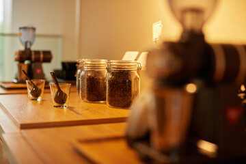 ガラス瓶に入ったコーヒー豆とコーヒーを淹れるイメージ