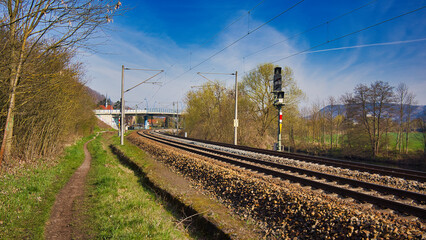 Fototapeta na wymiar Bahn, Schiene, Gleis mit Oberleitung und Signal, Bahnstrecke Jena - Saalfeld, Jena, Thüringen, Deutschland