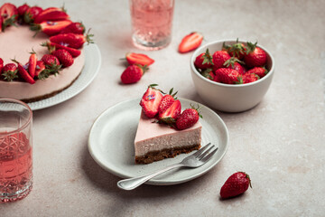 part de cheesecake spéculoos et fraise fait maison sans cuisson