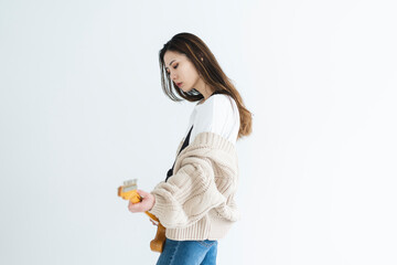 ギターを弾く女性