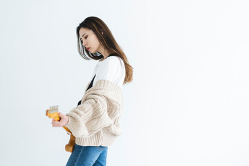 ギターを弾く女性