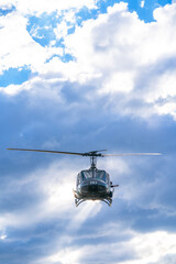 Helic&oacute;ptero en vuelo