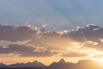 Wolken, Berge und Sonnenstrahlen am Himmel. Urlaub und Sonnenuntergang in Ägypten, Hurghada, Makadi Bay