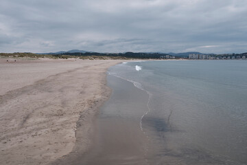 Vista general del arenal de Salinas, Avilés, España.