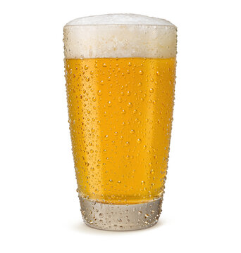 copo suado de vidro com cerveja gelada em fundo transparente - copo de chope gelado