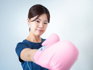 ボクシング用グローブを紹介する女性