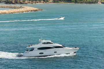 Obraz premium yacht boat trip. yacht boat in the sea. yacht boat in the ocean. summer vacation on yacht boat.