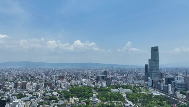大阪南のランドマーク、通天閣の昼の空撮