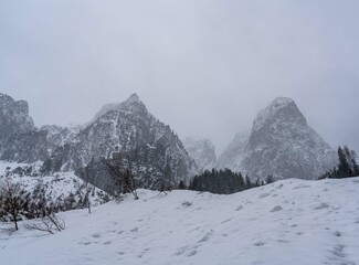 Fototapeta na wymiar Gosausee im Nebel Gebirge im nebel ,berge