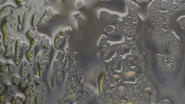 texture creta dall'acqua su un vetro, gocce d'acqua che scendono da una finestra