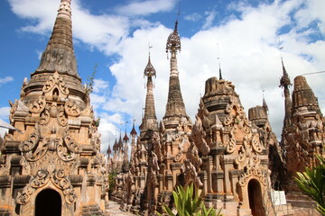Estupas o pagodas talladas en piedra y ornamentadas en Kakku, Birmania, Myanmar