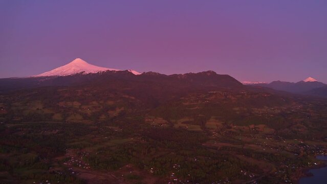 saliendo la luna al lado del volc&aacute;n