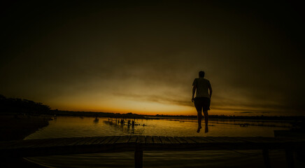 flotando en el atardecer