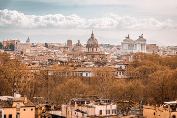 Fototapeta na wymiar Aussicht von oben auf Rom über die Stadt