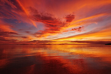 沖縄県小浜島　トゥマールビーチで撮影した水面に反射する美しい朝焼け