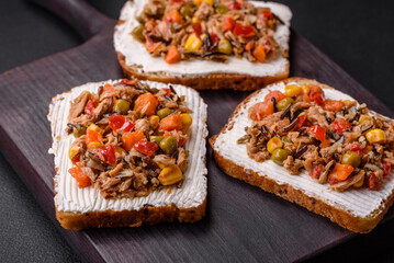 Delicious veggie sandwiches with canned tuna and mexican mix