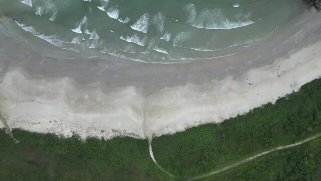 Praia Litoral Mar Oceano Atl&acirc;ntico Pesca Pescador Peixe Prancha Barco Itaguar&eacute; Bertioga S&atilde;o Paulo Paulista Ondas Natureza Mata Restinga Serra do Mar Ver&atilde;o Nublado Veraneio