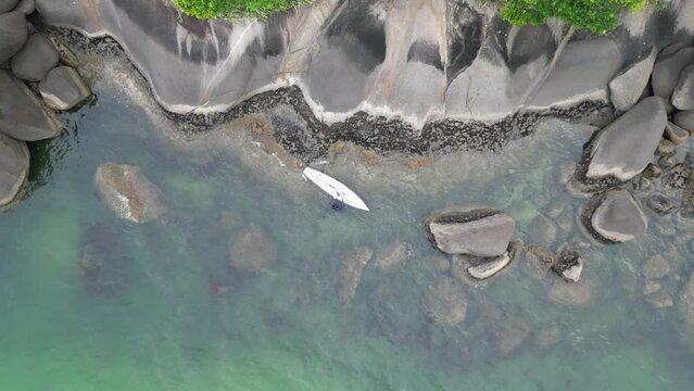 Praia Litoral Mar Oceano Atl&acirc;ntico Pesca Pescador Peixe Prancha Barco Itaguar&eacute; Bertioga S&atilde;o Paulo Paulista Ondas Natureza Mata Restinga Serra do Mar Ver&atilde;o Nublado Veraneio