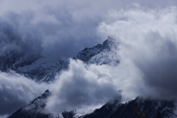 Fototapeta na wymiar Sommet de la Grivola sortant des nuages, Italie