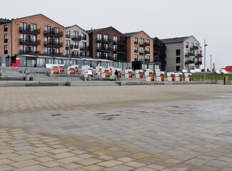 Strandkörbe vor Häusern in Büsum