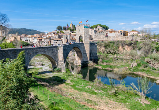 Vista de la hist&oacute;rica ciudad catalana (fortaleza) de Besal&uacute; (Girona) con sus calles medievales.