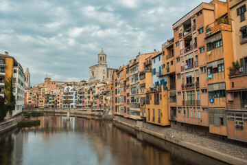 Obraz na płótnie Canvas Riu Onyar through Girona city. Iconic river in Catalonia passing by the old town houses. Catedral de Girona.