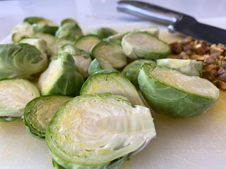 Obraz premium preparing brussel sprouts for dinner