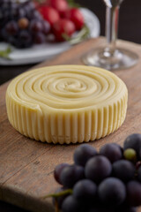 queso tradicional con uvas