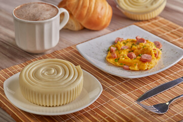 Desayuno tradicional con queso y huevos