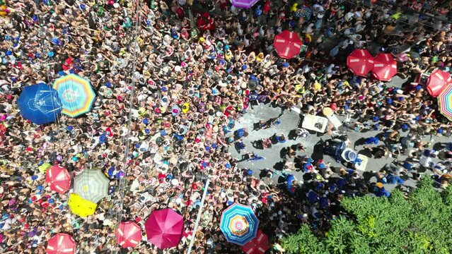 Carnaval Brasileiro Bloquinho Bloco Rua Cidade Paisagem Urbana Urbano S&atilde;o Paulo Grupo Carnavalesco Musical Charanga Movimento Pessoas Instrumentos Metal Trombone Sax Saxofone Trompete Flauta Sao 