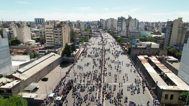 Argentina campeones del mundo mundial 2022 festejos populares en avenida 9 de julio y sobre autopista 25 de mayo d&iacute;a soleado desde dron