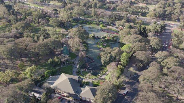 Vista aérea del Jardín Japones de Buenos Aires en Palermo con dron