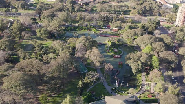Vista aérea del Jardín Japones de Buenos Aires en Palermo con dron