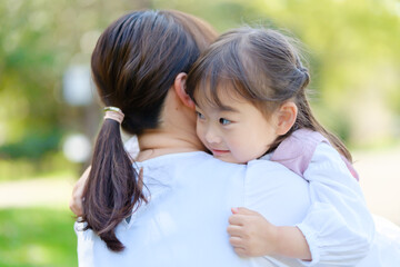 女の子を抱きしめるお母さん