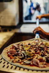 Obraz na płótnie Canvas Pizza casera al estilo italiano. Masa recién amasada, tomates triturados a mano y una mezcla perfecta de queso mozzarella y parmesano hacen de esta pizza una verdadera obra de arte. 