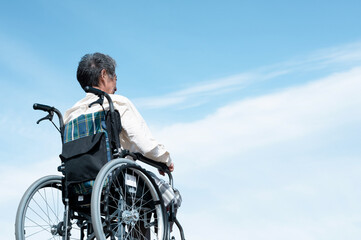 車椅子に乗る男性　後姿