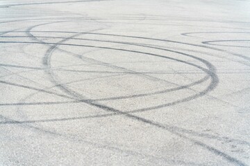 Fototapeta na wymiar 駐車場に付けられたタイヤ痕 