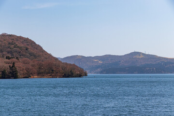 Naklejka premium 晴れの日の穏やかな芦ノ湖の風景