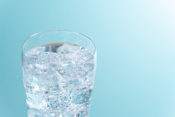 グラスに入った炭酸水