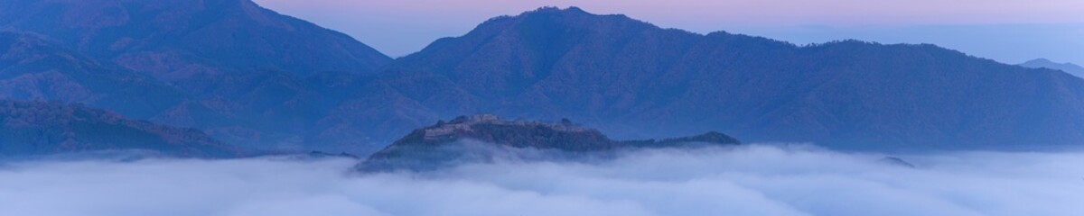 夜明け前の雲海に包まれた晩秋の竹田城址のパノラマ情景＠兵庫
