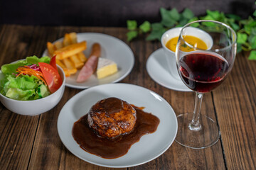 夕食のハンバーグ 