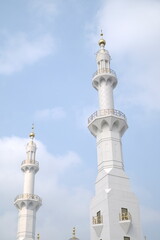 Fototapeta na wymiar minaret of the mosque with a blue sky background
