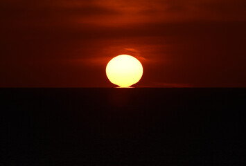 日本海のだるま夕日