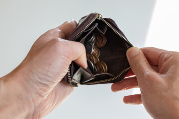 Fototapeta premium 小銭入れを開けて中身を確認する