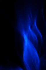 暗闇に青く光る光のイメージ